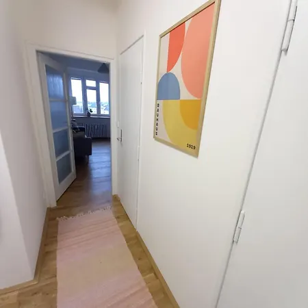 Stylový A Slunný S Uměleckým Nádechem V Blízkosti Centra * Praha