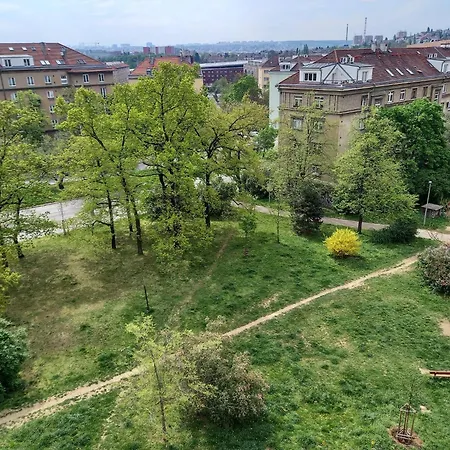 Stylový A Slunný S Uměleckým Nádechem V Blízkosti Centra Praha